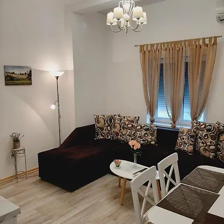 Queen Apartment *