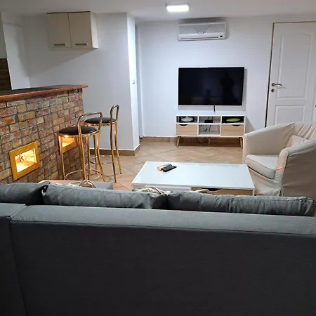 Queen Apartment *