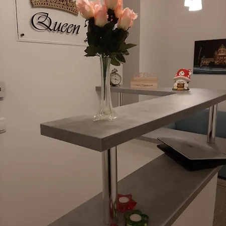 Queen Apartment *