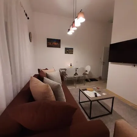 Queen Apartment *
